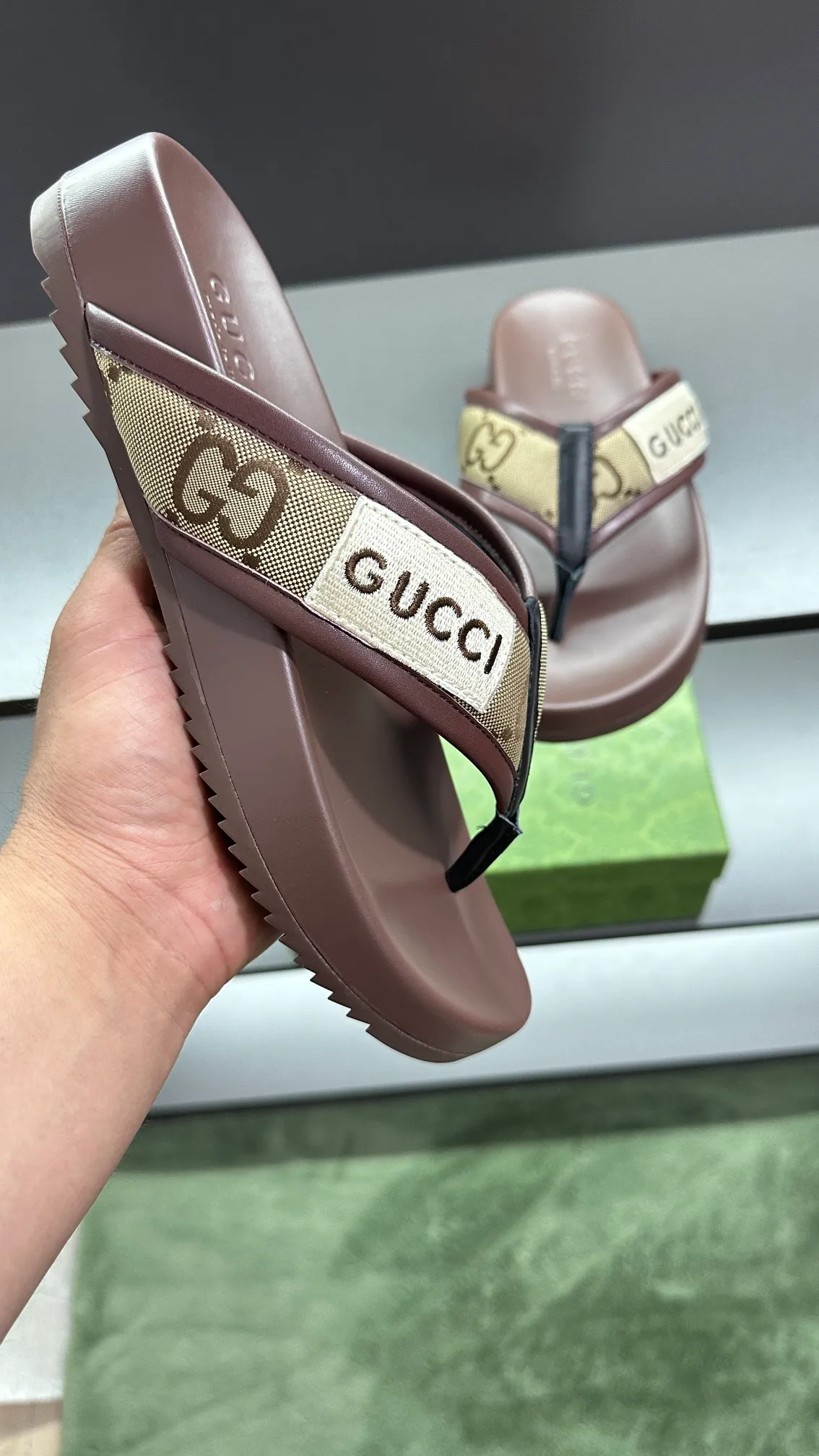 [G Family Couple Style] P: 300💰Female size 36~40 Men's size 39~45, (46. Custom-made Unisex GG slippers This slipper is made of GG polyester fiber and is decorated with a Gucci label on the front, adding a striking logo feel to the style. Beige GG recycled polyester fiber Unisex leather trim "Gucci Made in Italy" embroidered label Rubber sole Flat Made in Italy